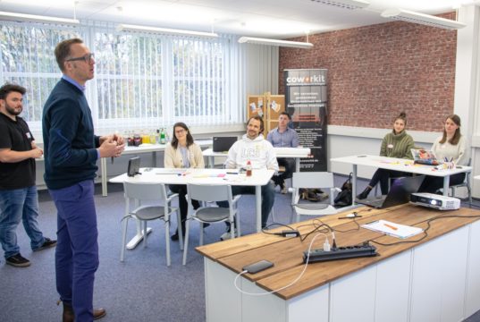 Das „coworkit – Coworking Space Solingen“ im Gründer- und Technologiezentrum feiert am 1. März sein inzwischen vierjähriges Bestehen. (Foto: © Coworkit Solingen)