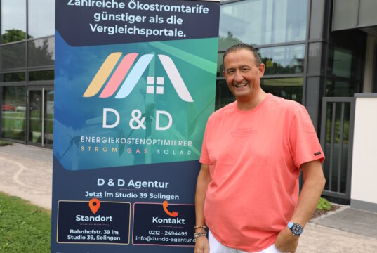 Peter-Paul Delwos von der D&D Agentur lädt am 30. August zum Tag der offenen Tür ins Studio 39 im Solinger Südpark ein. (Foto: © Bastian Glumm)