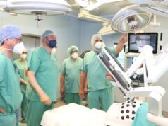 Von der Leistungsfähigkeit des neuen „DaVinci-Roboter-Operationssystem“ im Solinger Klinikum überzeugte sich jetzt Oberbürgermeister Tim Kurzbach (mi.). Erklärten das System: Prof. Dr. Markus Heuser (re.), Chefarzt der Urologie im Klinikum, und Prof. Dr. Thomas Standl (li.), Medizinischer Geschäftsführer des Hauses. (Foto: © Bastian Glumm)