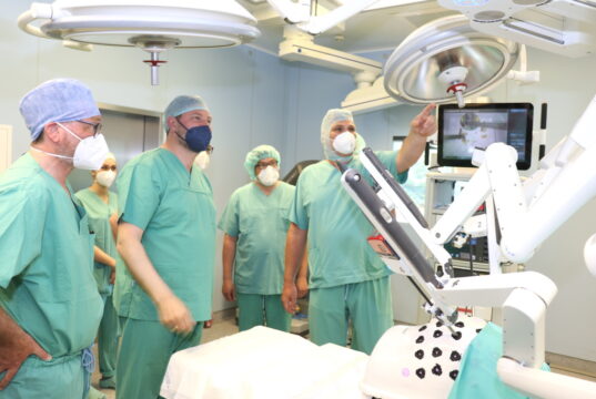 Von der Leistungsfähigkeit des neuen „DaVinci-Roboter-Operationssystem“ im Solinger Klinikum überzeugte sich jetzt Oberbürgermeister Tim Kurzbach (mi.). Erklärten das System: Prof. Dr. Markus Heuser (re.), Chefarzt der Urologie im Klinikum, und Prof. Dr. Thomas Standl (li.), Medizinischer Geschäftsführer des Hauses. (Foto: © Bastian Glumm)