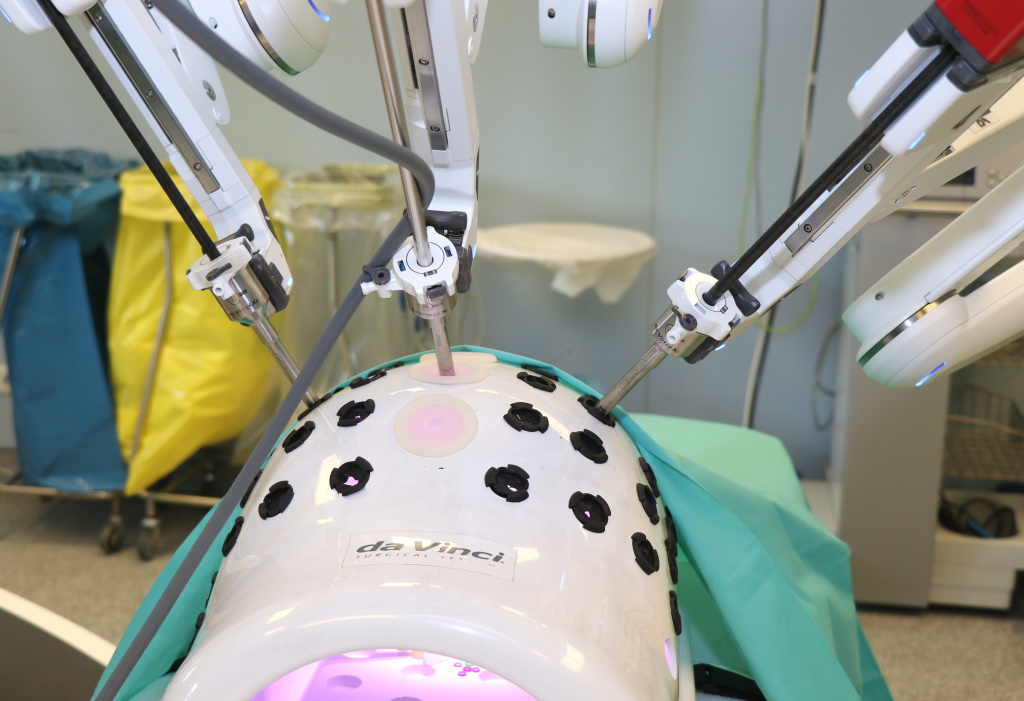Im Solinger Klinikum ist seit Mai 2022 ein "DaVinci"-OP-Robotersystem im Einsatz. (Foto: © Bastian Glumm)