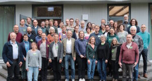 Vertreterinnen und Vertreter der Biologischen Stationen in NRW während der Mitgliederversammlung in Schwerte, bei der alle 40 Stationen vertreten waren. (Foto: © Ance Umalasa)