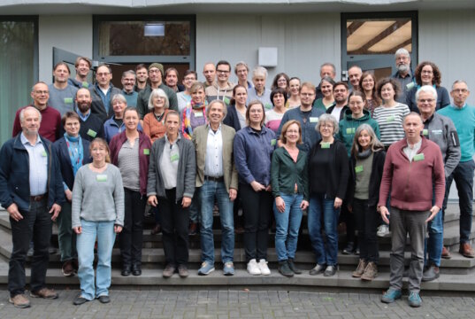 Vertreterinnen und Vertreter der Biologischen Stationen in NRW während der Mitgliederversammlung in Schwerte, bei der alle 40 Stationen vertreten waren. (Foto: © Ance Umalasa)