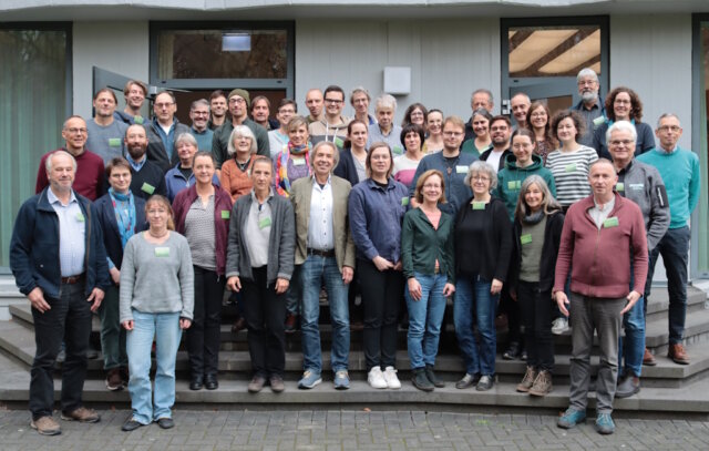 Vertreterinnen und Vertreter der Biologischen Stationen in NRW während der Mitgliederversammlung in Schwerte, bei der alle 40 Stationen vertreten waren. (Foto: © Ance Umalasa)