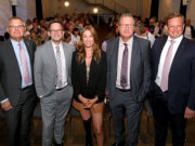 Fürs Foto nahmen die Volksbanker Denise Schindler in die Mitte. Von links: Andreas Otto, Christian Fried, Denise Schindler, Aufsichtsratsvorsitzender Thomas Schäfer und Henning Wichart. (Foto: © Volksbank/Bettina Osswald)