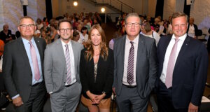 Fürs Foto nahmen die Volksbanker Denise Schindler in die Mitte. Von links: Andreas Otto, Christian Fried, Denise Schindler, Aufsichtsratsvorsitzender Thomas Schäfer und Henning Wichart. (Foto: © Volksbank/Bettina Osswald)