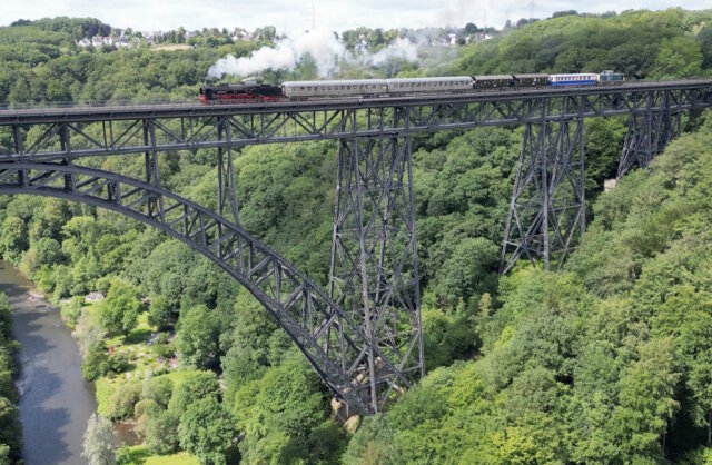 Anlässlich des 650-jährigen Stadtjubiläums fanden die beliebten Sonderfahrten mit Dampfzügen über die Müngstener Brücke statt. (Foto: © Stadt Solingen)