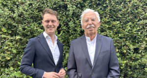 CDU-Oberbürgermeisterkandidat Daniel Flemm (links) und Ex-OB Franz Haug (1999–2009) sprechen über prägende Entscheidungen der Vergangenheit und die Herausforderungen, die Solingen in den kommenden Jahren meistern muss. (Foto: © CDU Solingen/Charlotte Breidohr)