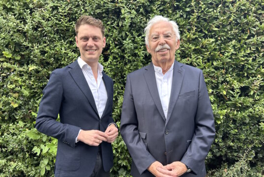 CDU-Oberbürgermeisterkandidat Daniel Flemm (links) und Ex-OB Franz Haug (1999–2009) sprechen über prägende Entscheidungen der Vergangenheit und die Herausforderungen, die Solingen in den kommenden Jahren meistern muss. (Foto: © CDU Solingen/Charlotte Breidohr)