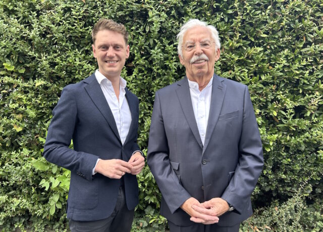 CDU-Oberbürgermeisterkandidat Daniel Flemm (links) und Ex-OB Franz Haug (1999–2009) sprechen über prägende Entscheidungen der Vergangenheit und die Herausforderungen, die Solingen in den kommenden Jahren meistern muss. (Foto: © CDU Solingen/Charlotte Breidohr)