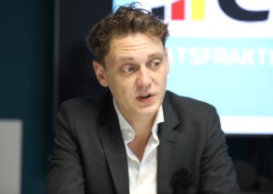 Solingens kommender Oberbürgermeister Daniel Flemm spricht über die Zukunft der städtischen Wirtschaftsförderung und ihre Rolle im Wandel der Verwaltung. (Foto: © Bastian Glumm)