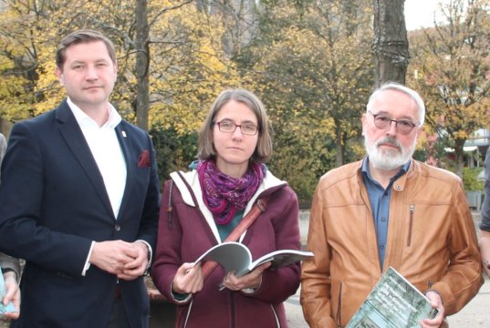 Aus den Händen von Oberbürgermeister Tim Kurzbach (li.) erhält Daniela Tobias am kommenden Mittwoch den "Silbernen Schuh". Norbert Schmelzer (re.) vom "Bündnis für Toleranz und Zivilcourage", das "Silbernen Schuh" ins Leben gerufen hatte. (Archivfoto: © Bastian Glumm)