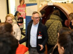 In der vergangenen Woche lud das Klinikum Solingen in den Hofgarten ein und präsentierte dort ein begehbares Darmmodell. Prof. Dr. Boris Pfaffenbach, Chefarzt der Gastroenterologie, führte Interessierte durch das Modell. (Foto: © Bastian Glumm)