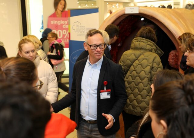 In der vergangenen Woche lud das Klinikum Solingen in den Hofgarten ein und präsentierte dort ein begehbares Darmmodell. Prof. Dr. Boris Pfaffenbach, Chefarzt der Gastroenterologie, führte Interessierte durch das Modell. (Foto: © Bastian Glumm)