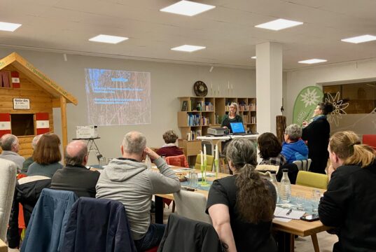 Gärtnermeisterin Anja Berger hielt in den Räumen des DAV an der Stresemannstraße einen interessanten Vortrag über insektenfreundliche Gartengestaltung. (Foto: © Heike Ritterskamp)