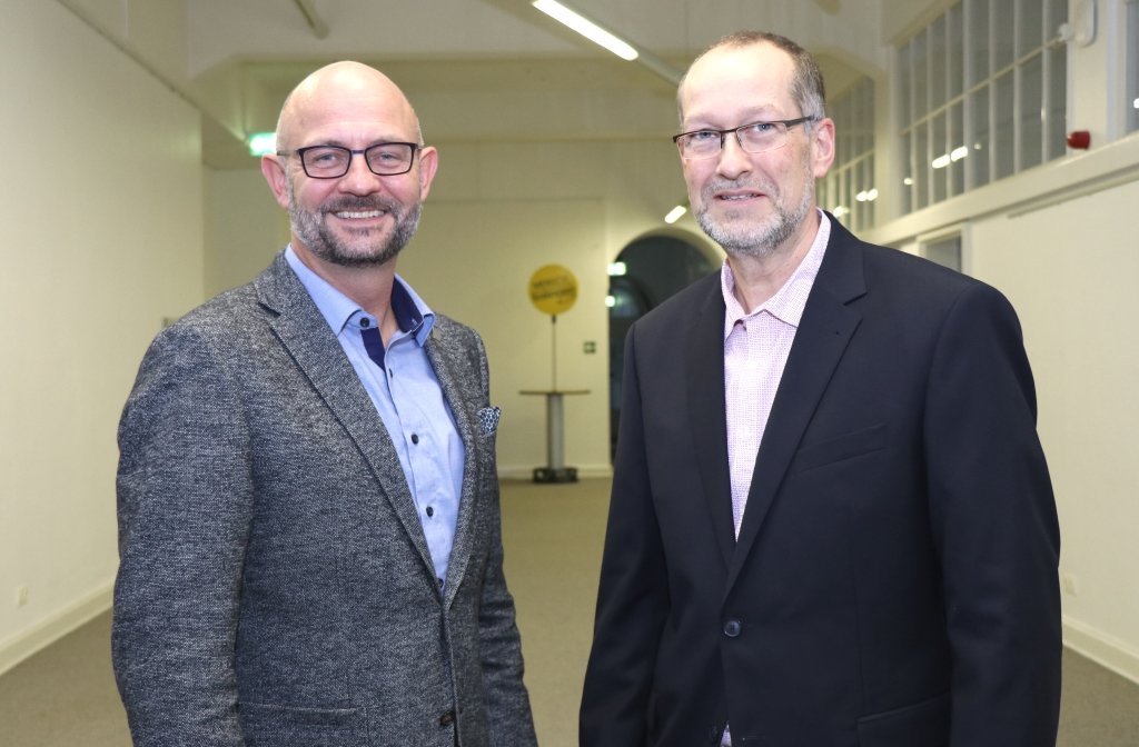 Machen sich gemeinsam mit einer Solinger Wirtschaftsdelegation auf den Weg nach China: Frank Balkenhol (li.), Geschäftsführer der Solinger Wirtschaftsförderung, und Ulrich Wiethoff, Geschäftsführer der Firma DOVO Stahlwaren. (Foto: © Bastian Glumm)