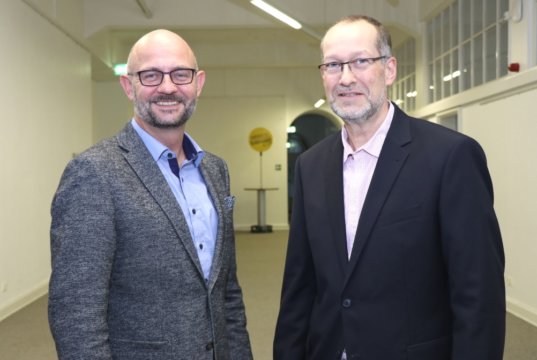 Machen sich gemeinsam mit einer Solinger Wirtschaftsdelegation auf den Weg nach China: Frank Balkenhol (li.), Geschäftsführer der Solinger Wirtschaftsförderung, und Ulrich Wiethoff, Geschäftsführer der Firma DOVO Stahlwaren. (Foto: © Bastian Glumm)