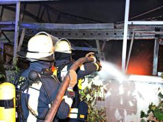 Zu einem Großeinsatz rückte die Feuerwehr am frühen Donnerstagmorgen zur Straße Dellenfeld in Gräfrath aus, ein Firmengebäude stand in Flammen. (Foto: © Tim Oelbermann)