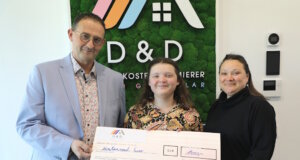 Unternehmer Peter-Paul Delwos überreicht Aurora Corda und ihrer Mutter Irina Bernevec eine Spende über 1.000 Euro – damit wird Auroras Teilnahme an der Klassenfahrt nach England möglich. (Foto: © Bastian Glumm)