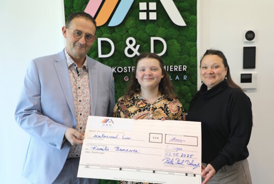 Unternehmer Peter-Paul Delwos überreicht Aurora Corda und ihrer Mutter Irina Bernevec eine Spende über 1.000 Euro – damit wird Auroras Teilnahme an der Klassenfahrt nach England möglich. (Foto: © Bastian Glumm)