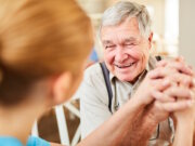 Wenn Erinnerungen verblassen: Demenz verändert Wahrnehmung und Orientierung, bei der Diakonie Bethanien gehört der einfühlsame Umgang damit zum Alltag. (Foto: © Robert Kneschke - stock.adobe.com)