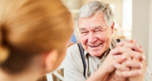 Wenn Erinnerungen verblassen: Demenz verändert Wahrnehmung und Orientierung, bei der Diakonie Bethanien gehört der einfühlsame Umgang damit zum Alltag. (Foto: © Robert Kneschke - stock.adobe.com)