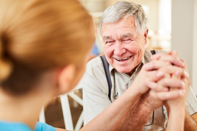 Old man gets comfort and hope from a nursing wife and is happy Wenn Erinnerungen verblassen: Demenz verändert Wahrnehmung und Orientierung, bei der Diakonie Bethanien gehört der einfühlsame Umgang damit zum Alltag. (Foto: © Robert Kneschke - stock.adobe.com)