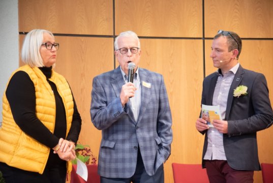 Gabriele Baumbach (links), Leiterin der Busch-Stiftung „Seniorenhilfe“, Thomas Busch (Mitte), Stifter und Vorstand der Busch-Stiftung „Seniorenhilfe“, Rüdiger Jezewski (rechts), Leiter des Demenz-Zentrum Bethanien und Organisator der Demenz-Konferenz Bethanien. (Foto: © Maik Porsch)