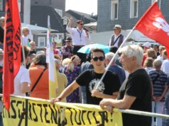 Am Freitag wurde auf dem Neumarkt demonstriert: Auf der einen Seite ludt die AfD den bekannten Islamkritiker Michael Stürzenberger nach Solingen ein, das Bündnis "Bunt statt braun" reagierte darauf mit einer Gegenveranstaltung, zu der auch Oberbürgermeister Tim Kurzbach kam. (Foto: © Bastian Glumm)