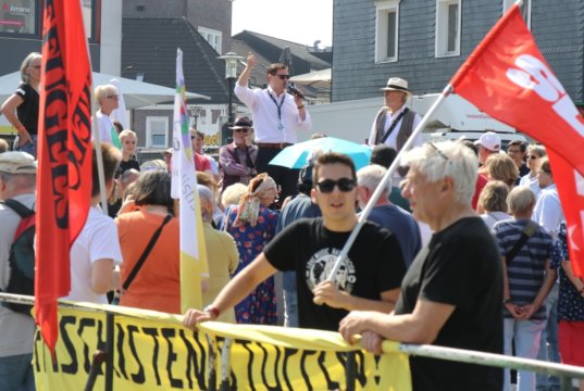 Am Freitag wurde auf dem Neumarkt demonstriert: Auf der einen Seite ludt die AfD den bekannten Islamkritiker Michael Stürzenberger nach Solingen ein, das Bündnis "Bunt statt braun" reagierte darauf mit einer Gegenveranstaltung, zu der auch Oberbürgermeister Tim Kurzbach kam. (Foto: © Bastian Glumm)