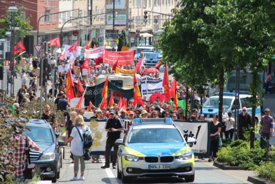 Rund 500 Menschen beteiligten sich am Samstag am Demonstrationszug des Solinger Appells. Es kam zu keinen Zwischenfällen und blieb friedlich. (Foto: © Bastian Glumm)