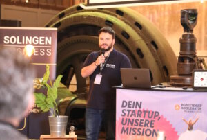 Phil Derichs von Solingen.Business begrüßte am Donnerstagabend zahlreiche Gäste zum Demo Day in der Alten Maschinenhalle. (Foto: © Bastian Glumm)