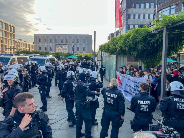 Solingen: Am Montagabend kam es in der Innenstadt zu insgesamt fünf Demonstrationen und Kundgebungen. Die Polizei war im Großeinsatz. (Foto: © Tim Oelbermann)