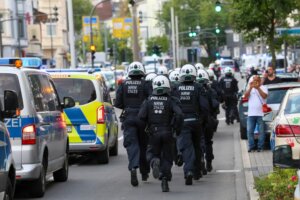 Im Bereich Konrad-Adenauer-Straße/Kronprinzenstraße wurde eine Versammlung aus dem rechten Spektrum abgebrochen. Ausländerfeindliche Parolen wurden skandiert, der Hitlergruß gezeigt. (Foto: © Tim Oelbermann)