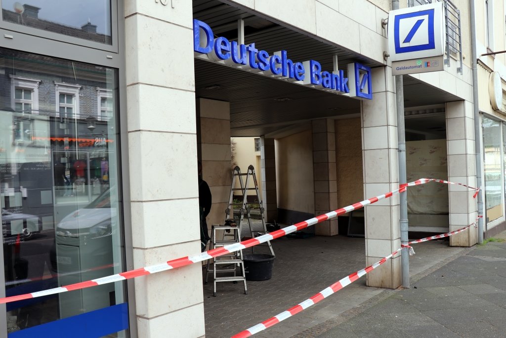 Am frühen Donnerstagmorgen wurde erneut der Geldautomat einer Bank an der Friedrich-Ebert-Straße in Wald gesprengt. (Foto: © Bastian Glumm)