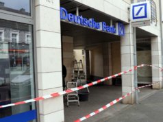 Am frühen Donnerstagmorgen wurde erneut der Geldautomat einer Bank an der Friedrich-Ebert-Straße in Wald gesprengt. (Foto: © Bastian Glumm)