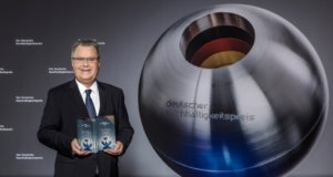 Bürgermeister Ernst Lauterjung nahm am Freitag bei der Verleihung des Deutschen Nachhaltigkeitspreises auch eine Ehrung für die Klingenstadt entgegen. (Foto: © Jochen Rolfes)