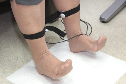 Gemessen wird bei einer Venenmessung oberhalb des Fußknöchels. (Archivfoto: © Bastian Glumm)