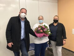 Blumen bei der Verabschiedung: v.li. Dr. Thorsten Böth, Andrea Kraemer und Melanie Manske. (Foto: © DRK Solingen)