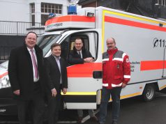 Stellten am Montag den neuen DRK-Rettungswagen vor: v.li. Dr Thorsten Böth, DRK-Kreisgeschäftsführer, Arne Moritz, Vorsitzender des Solinger DRK-Kreisverbandes, Stefan Grunwald, Vorstandsvorsitzender der Stadt-Sparkasse Solingen, und Stefan Nippes, Kreisbereitschaftsleiter und Chef des Rettungsdienstes beim DRK in Solingen. (Foto: © Bastian Glumm)