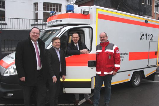 Stellten am Montag den neuen DRK-Rettungswagen vor: v.li. Dr Thorsten Böth, DRK-Kreisgeschäftsführer, Arne Moritz, Vorsitzender des Solinger DRK-Kreisverbandes, Stefan Grunwald, Vorstandsvorsitzender der Stadt-Sparkasse Solingen, und Stefan Nippes, Kreisbereitschaftsleiter und Chef des Rettungsdienstes beim DRK in Solingen. (Foto: © Bastian Glumm)