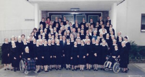 Gemeinschaftsbild der Diakonissen 1985 in Bethanien. Die Schwesternschaft war über viele Jahrzehnte prägend für Struktur, Haltung und Selbstverständnis des Werkes. (Foto: © Diakonie Bethanien)