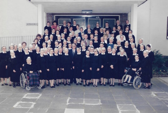 Gemeinschaftsbild der Diakonissen 1985 in Bethanien. Die Schwesternschaft war über viele Jahrzehnte prägend für Struktur, Haltung und Selbstverständnis des Werkes. (Foto: © Diakonie Bethanien)