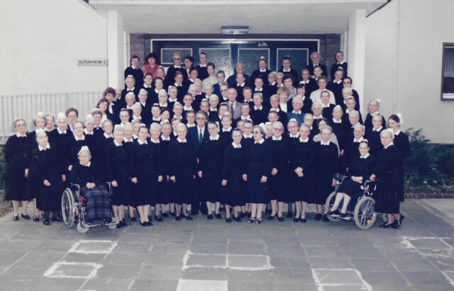 Gemeinschaftsbild der Diakonissen 1985 in Bethanien. Die Schwesternschaft war über viele Jahrzehnte prägend für Struktur, Haltung und Selbstverständnis des Werkes. (Foto: © Diakonie Bethanien)