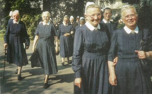 Diakonissen bei einem gemeinsamen Spaziergang auf dem Gelände im Jahre 1997. Auch im hohen Alter blieb die Gemeinschaft für viele Schwestern ein zentraler Bestandteil ihres Lebens. (Foto: © Diakonie Bethanien)