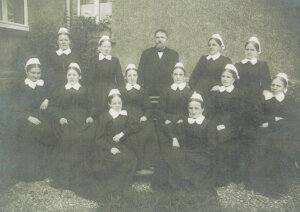 Die ersten Diakonissen von Bethanien. Dieses historische Gruppenfoto aus dem Jahre 1897 markiert den Beginn einer Schwesternschaft, die das Werk über mehr als ein Jahrhundert prägen sollte. (Foto: © Diakonie Bethanien)