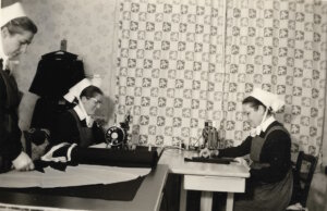 Arbeit in der Nähstube im Jahr 1970: Diakonissen fertigen Kleidung und Textilien für den eigenen Bedarf. Selbstversorgung und praktisches Arbeiten gehörten selbstverständlich zum Alltag. (Foto: © Diakonie Bethanien)