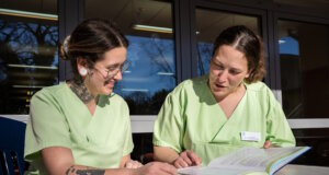 Ausbildung der Diakonie Bethanien: Das Unternehmen bietet jungen Menschen vielfältige Einstiegsmöglichkeiten und eine enge Begleitung auf ihrem Weg in die Pflege. (Foto: © Diakonie Bethanien)