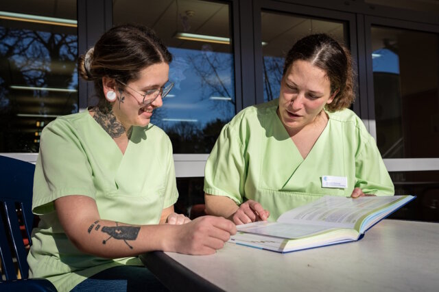 Ausbildung der Diakonie Bethanien: Das Unternehmen bietet jungen Menschen vielfältige Einstiegsmöglichkeiten und eine enge Begleitung auf ihrem Weg in die Pflege. (Foto: © Diakonie Bethanien)