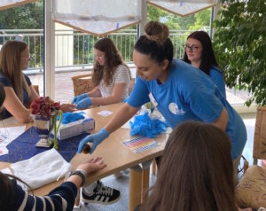 Einblick in die Pflegepraxis: Schülerinnen und Schüler probieren bei einer Mitmachaktion einfache pflegerische Handgriffe aus und lernen den Berufsalltag kennen. (Foto: © Diakonie Bethanien)